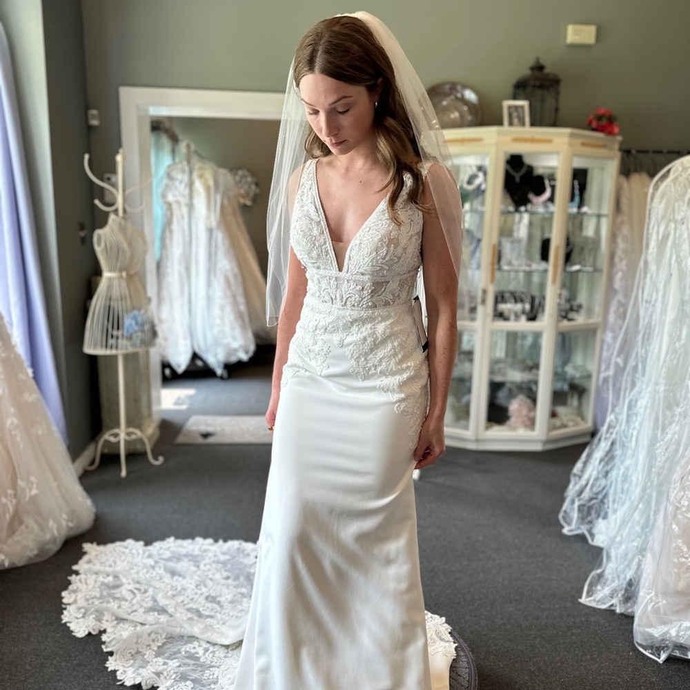 BRAND NEW Elegant White Lace Wedding Dress